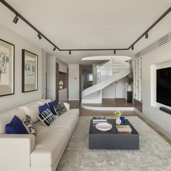 Así es el dúplex de una familia de Barcelona: con escalera de diseño, una gran terraza panorámica y una distribución invertida