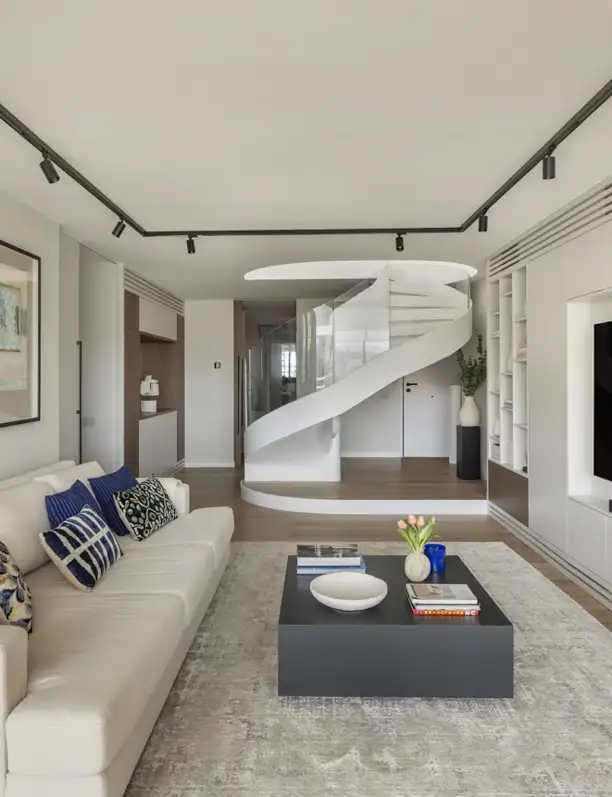 Así es el dúplex de una familia de Barcelona: con escalera de diseño, una gran terraza panorámica y una distribución invertida