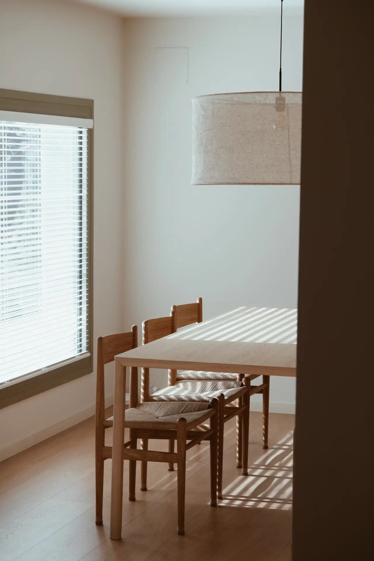 comedor con ventanal al exterior