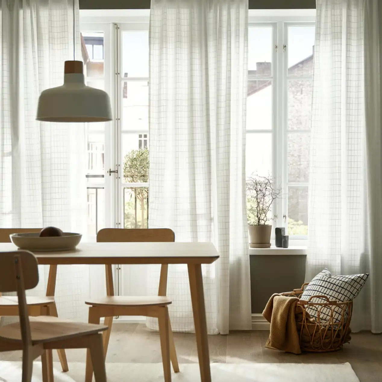 Elegir colores claros en las cortinas del salón es la opción ideal para tener mucha luz natural.