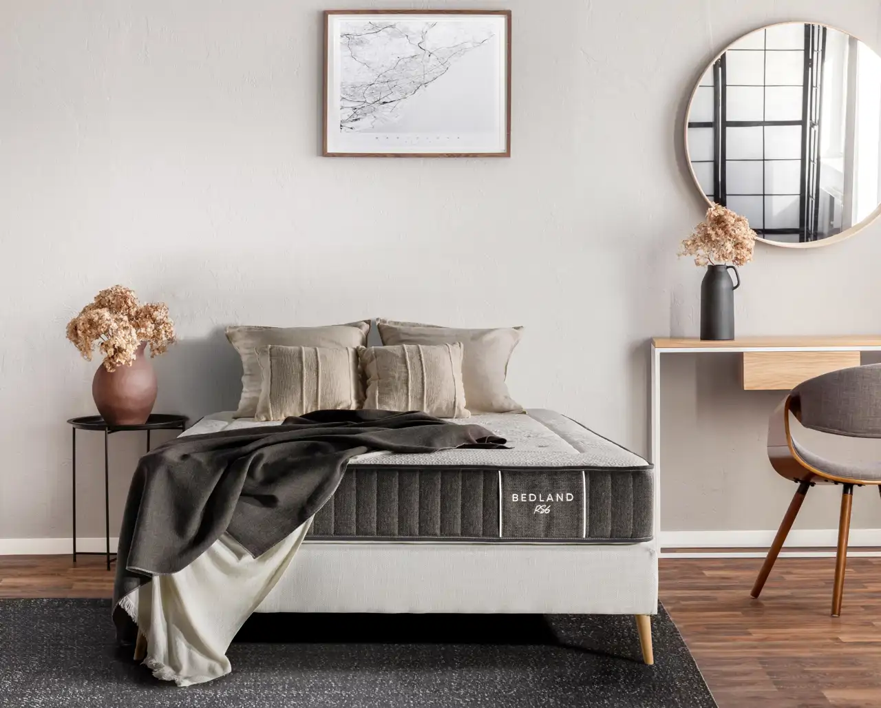 Dormitorio con cama sin cabecero y con tocador