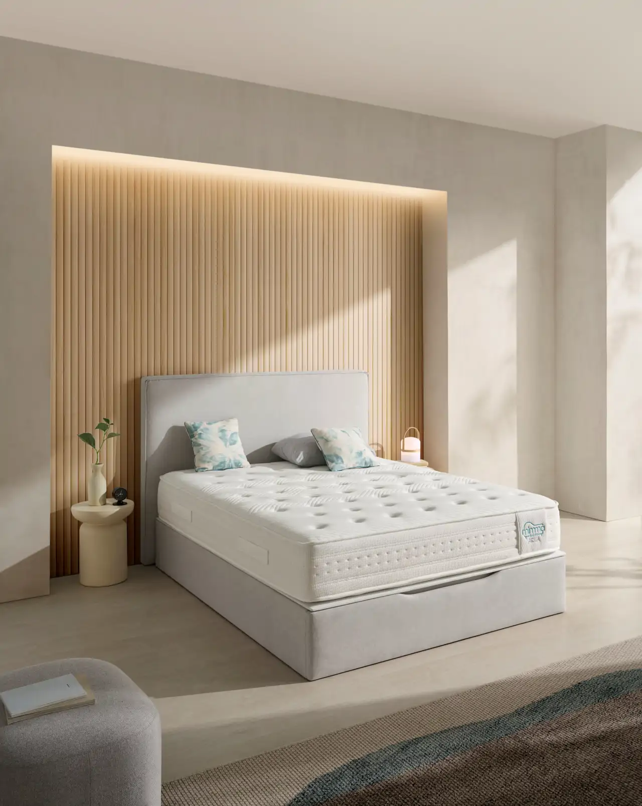 Dormitorio con listones de madera en la pared del cabecero