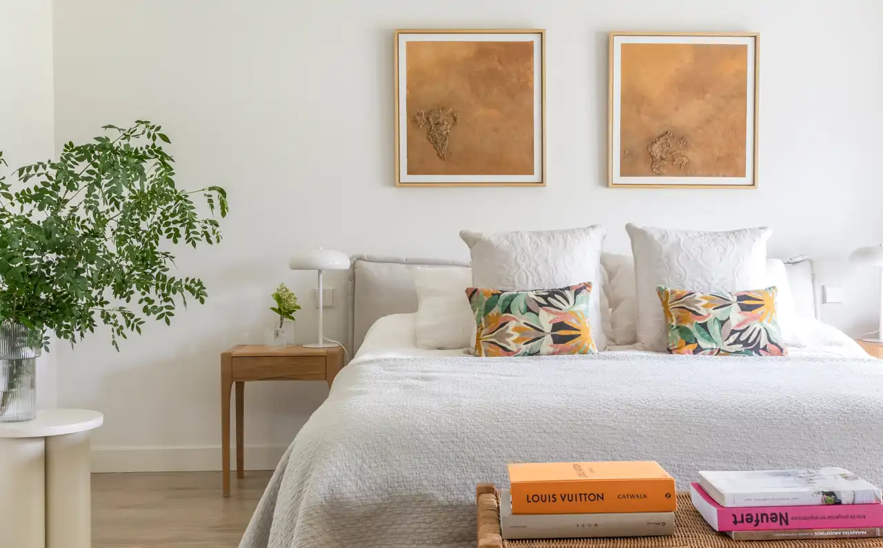 dormitorio madera y cuadros y textiles blancos