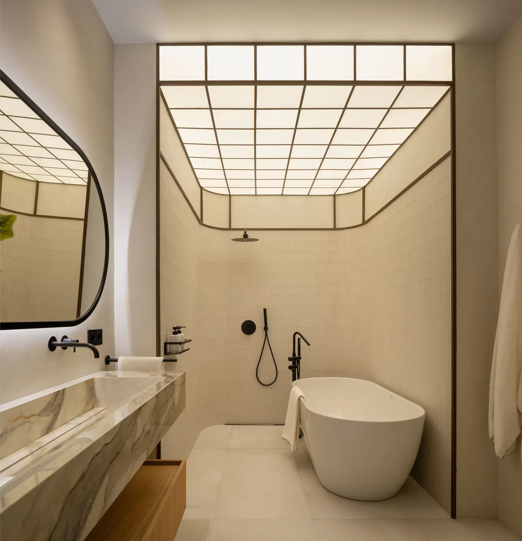 baño principal con bañera y techo acristalado