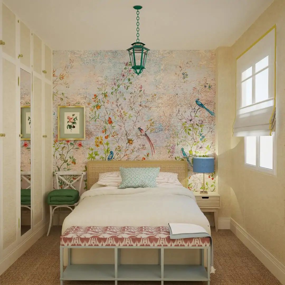 Dormitorio colorido con papel pintado