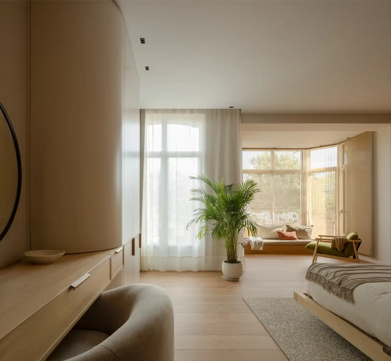 La gran suite de la vivienda, cuenta también con un mirador, donde hay un banco a medida y un sillón, de Desireé.