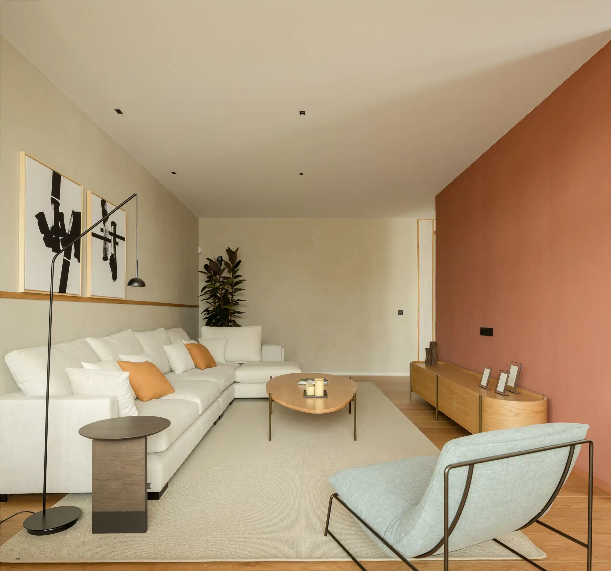 salon con sofa y paredes dos colores