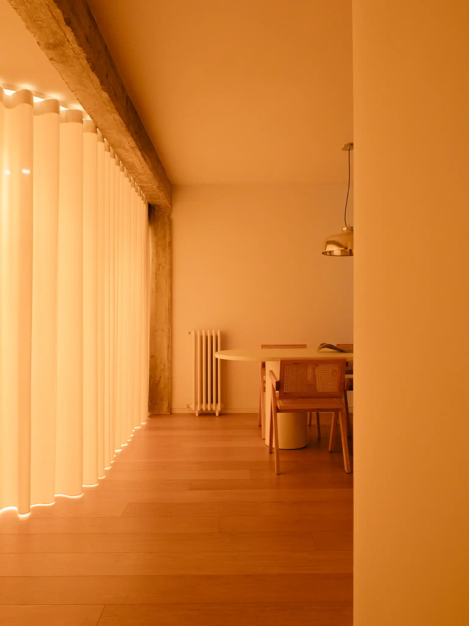 Salón mediterráneo cálido con cortina