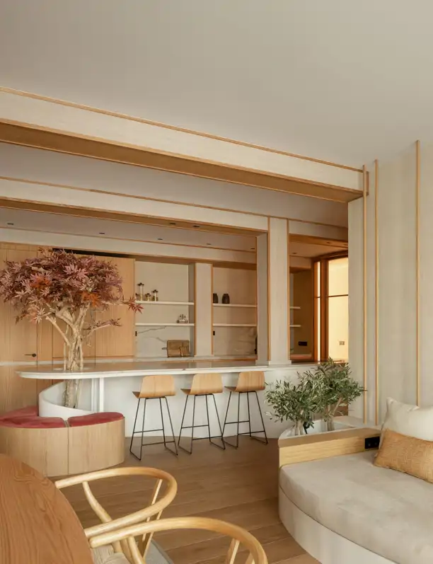 Si te gustan las formas curvas y el estilo Japandi, esta casa familiar es perfecta para coger muchas ideas