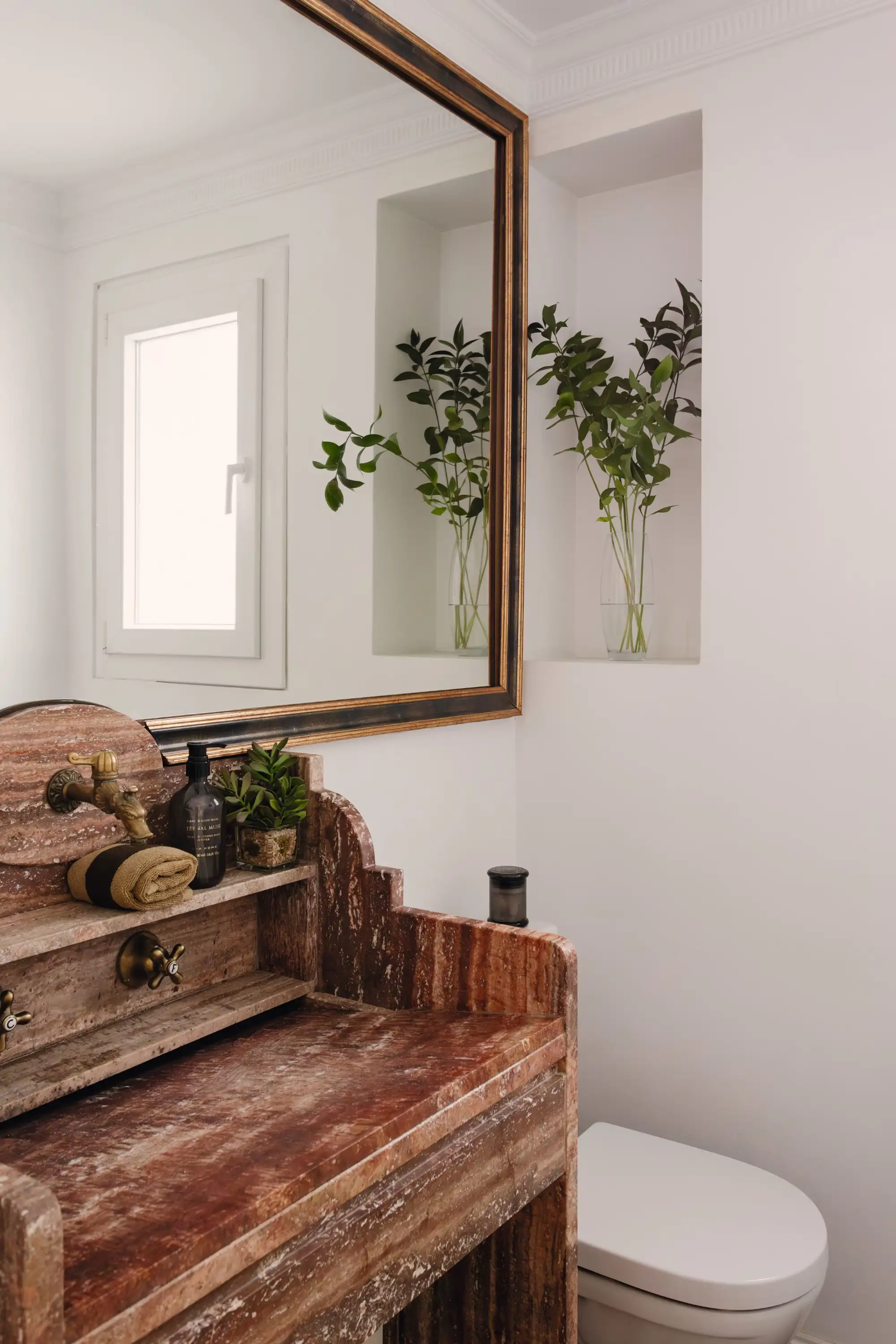 Baño con hornacina y mueble clásico de madera