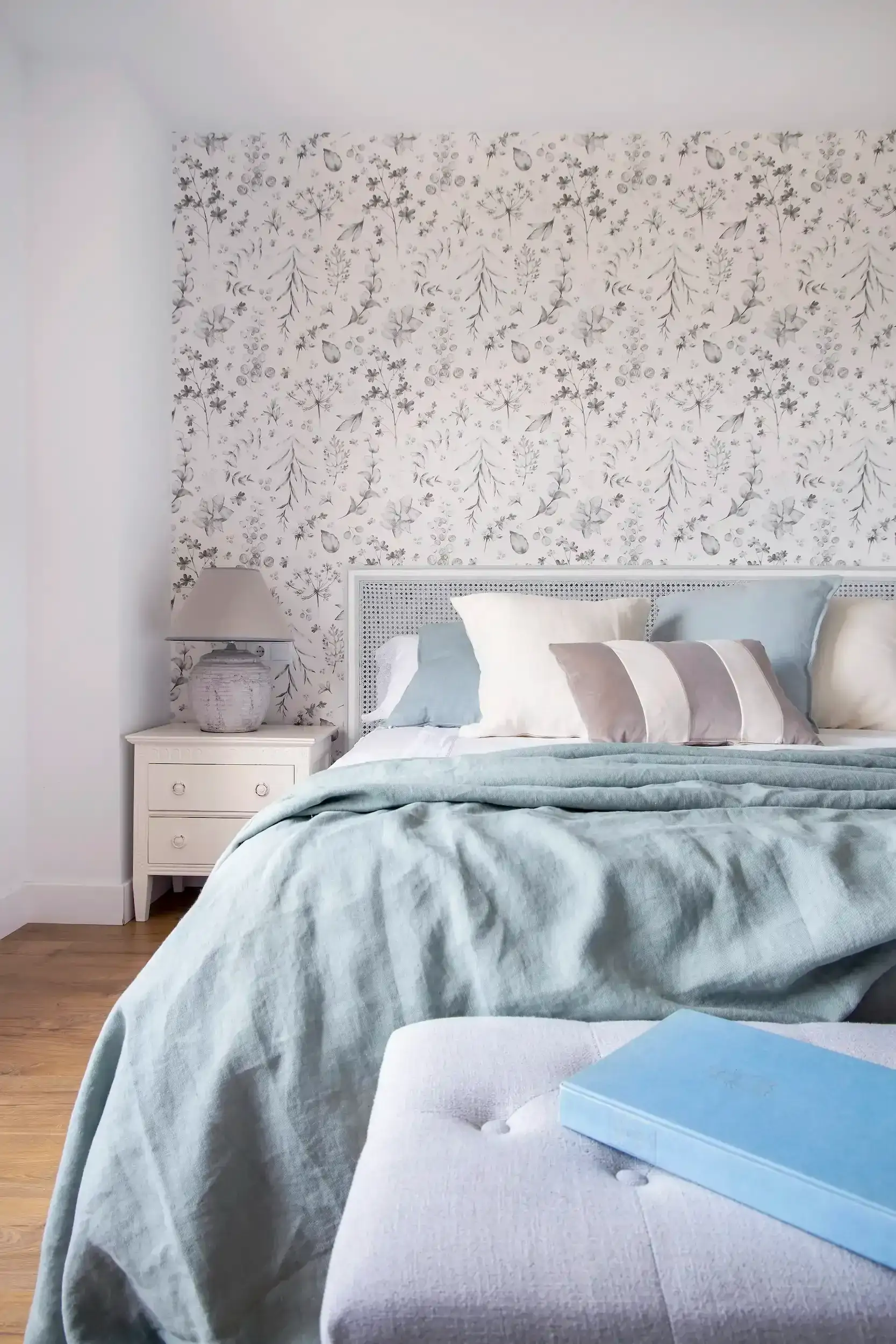 Un dormitorio azul y blanco con muebles blancos