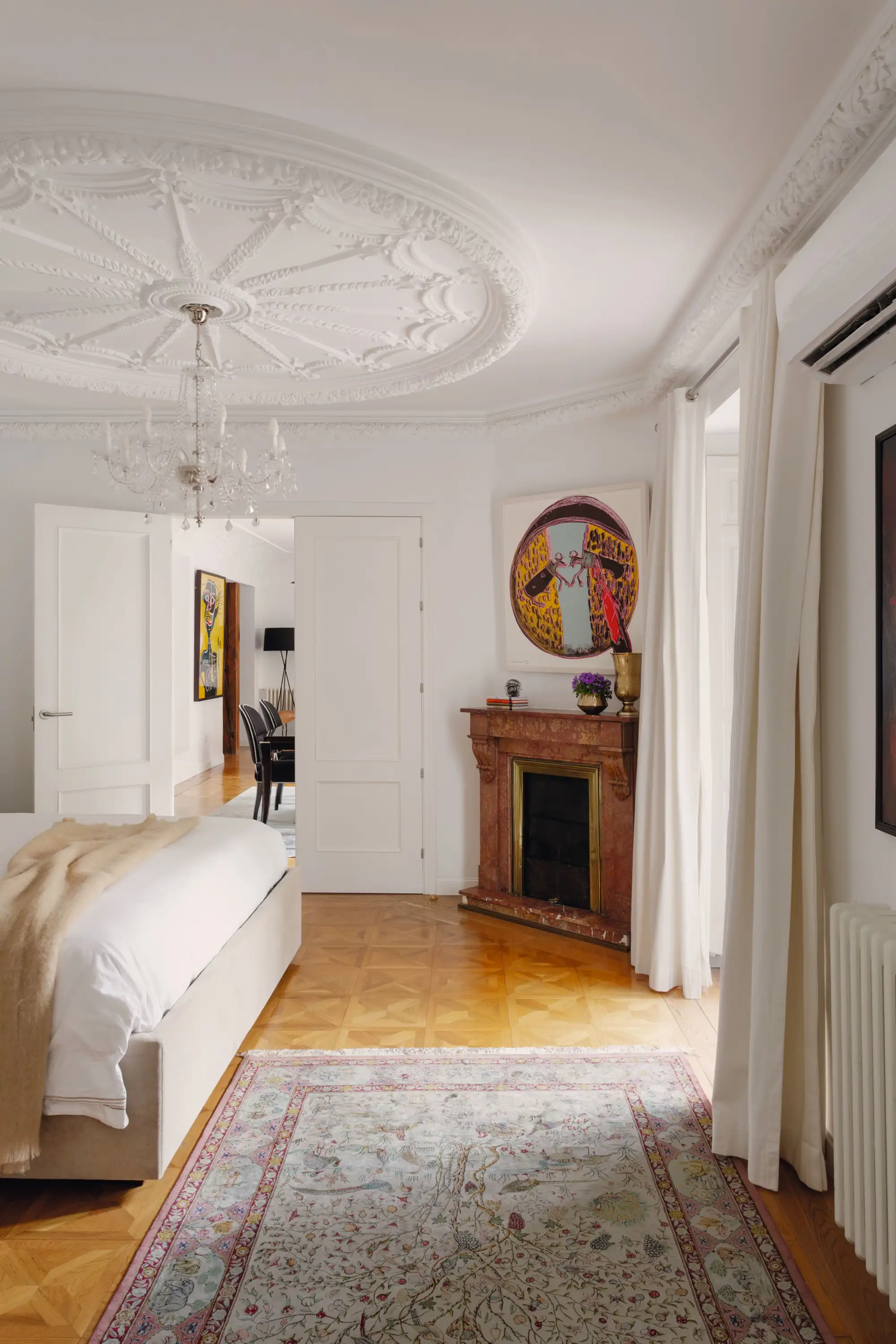 Dormitorio con chimenea