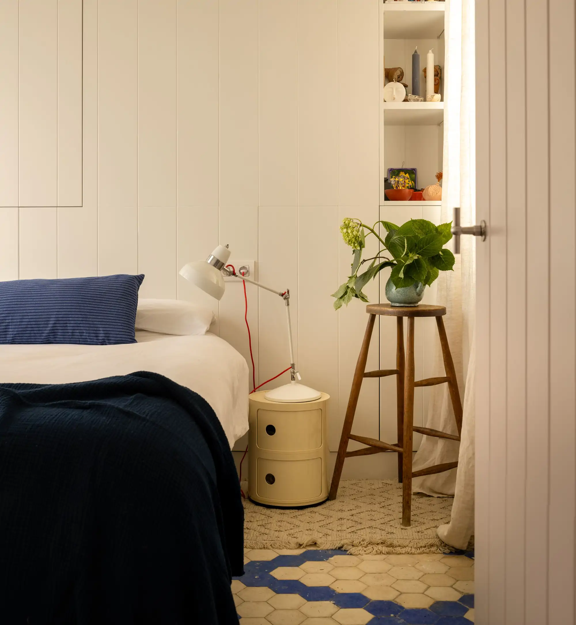 dormitorio pared cabecero madera con hornacinas