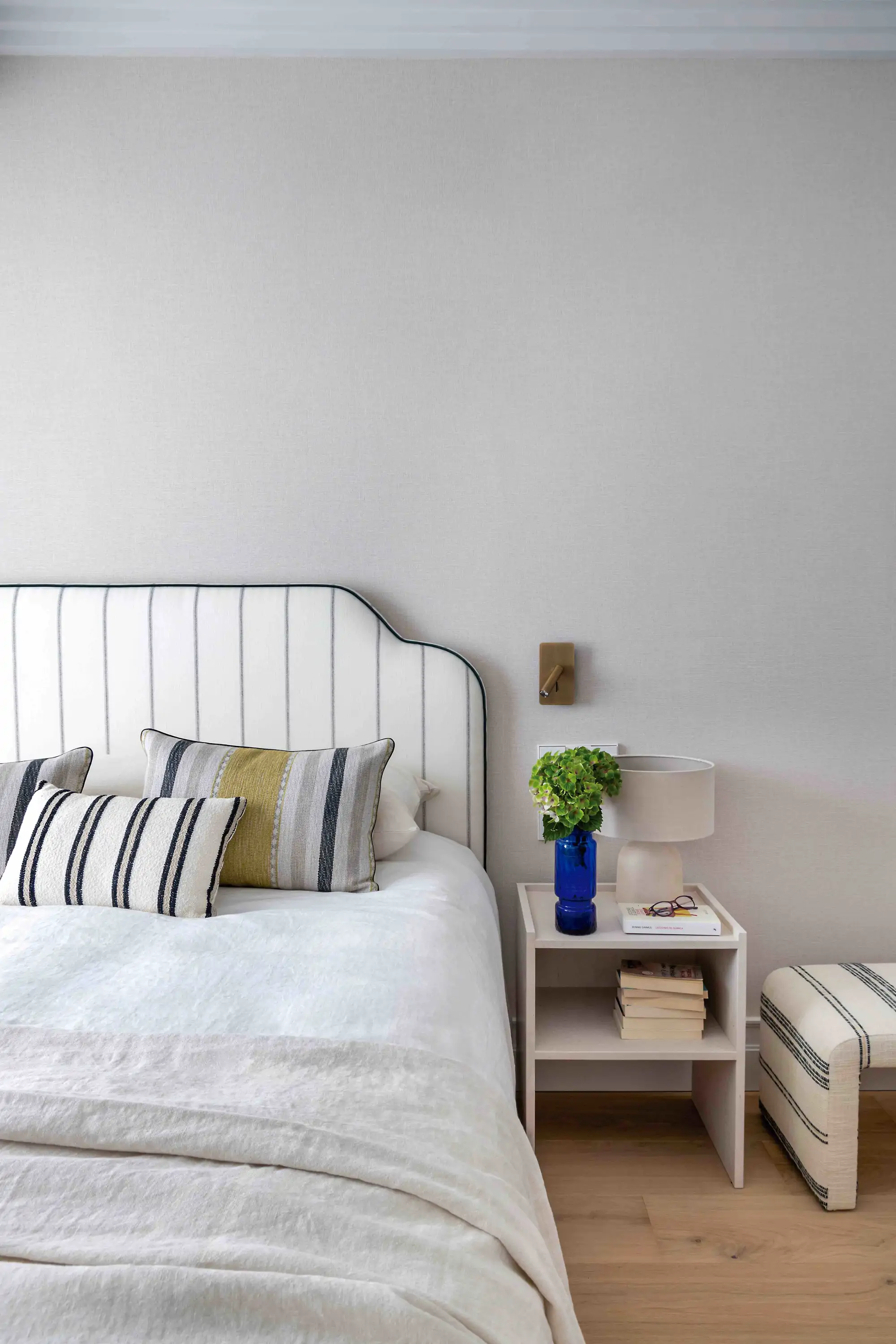 un dormitorio moderno y elegante con muebles blancos