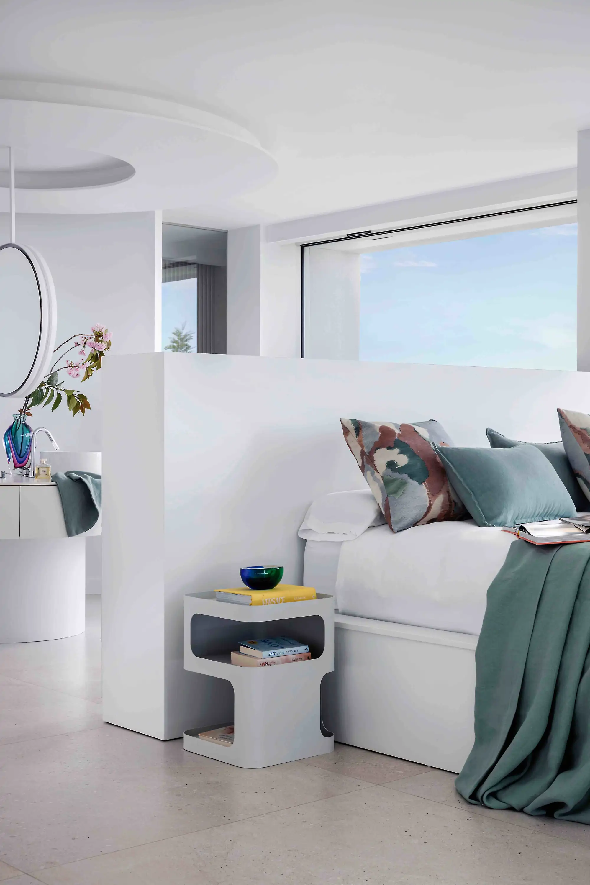 un dormitorio moderno con muebles blancos