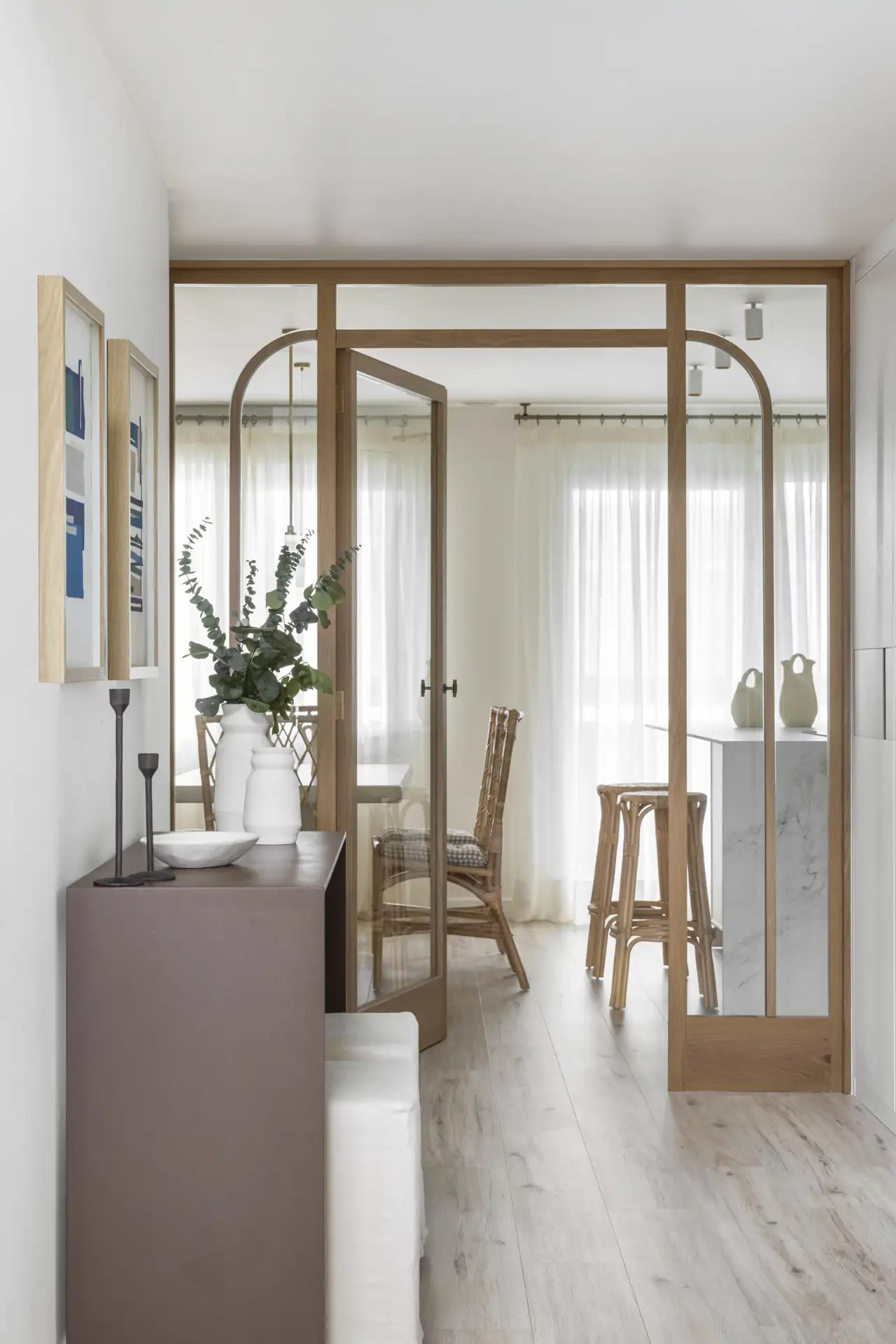 recibidor con puerta acristalada y madera