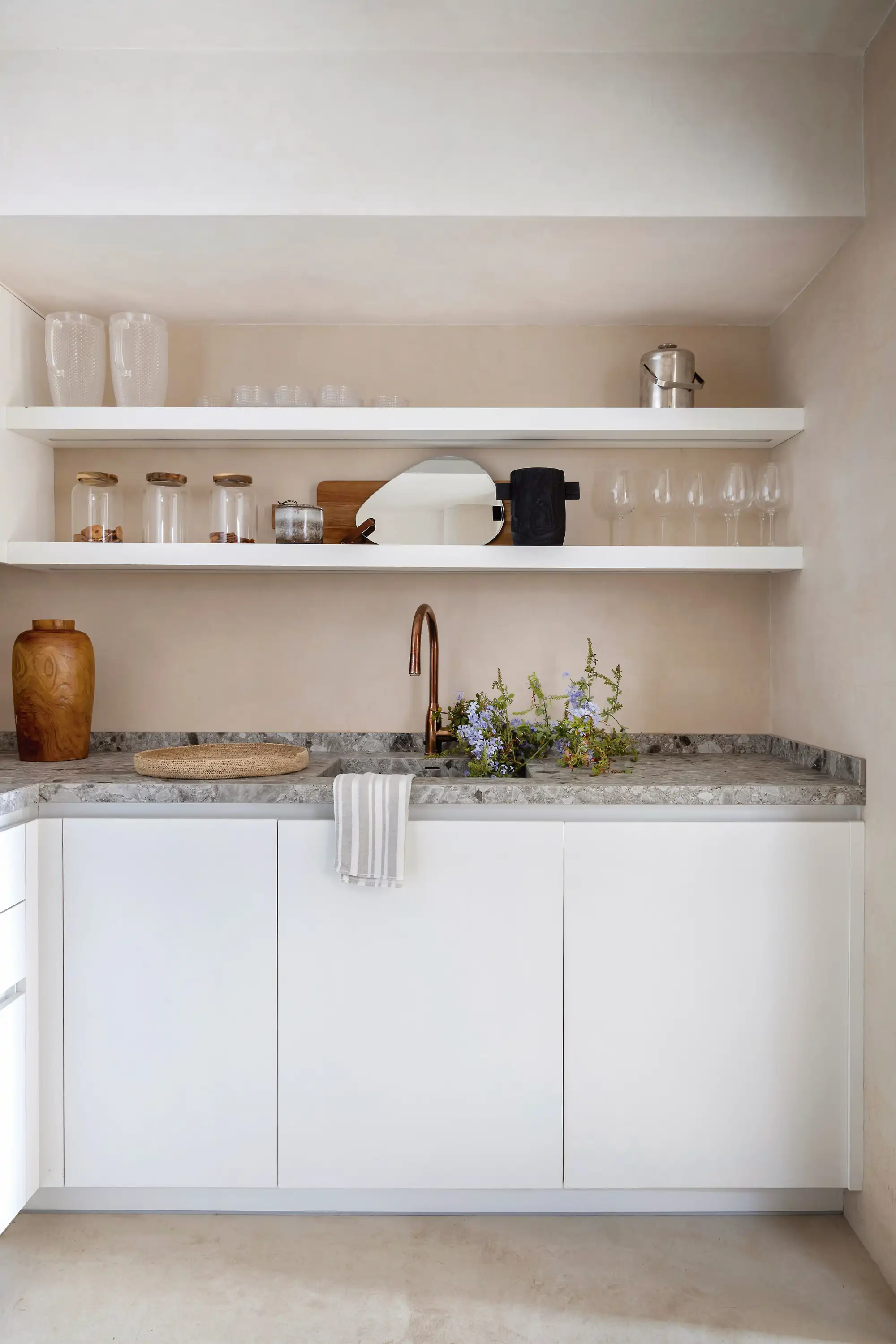 Cocina con encimera de mármol
