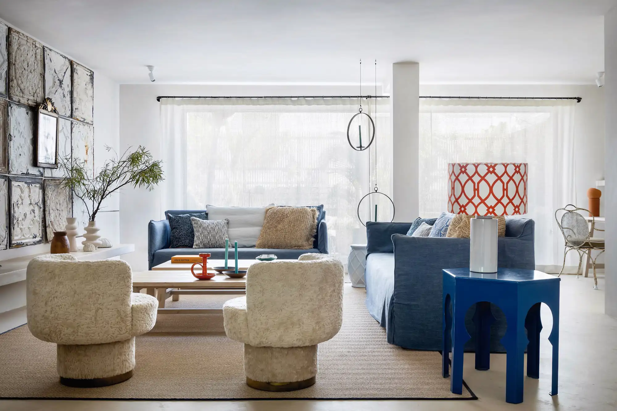 Comedor con sofás azules y paneles decorativos