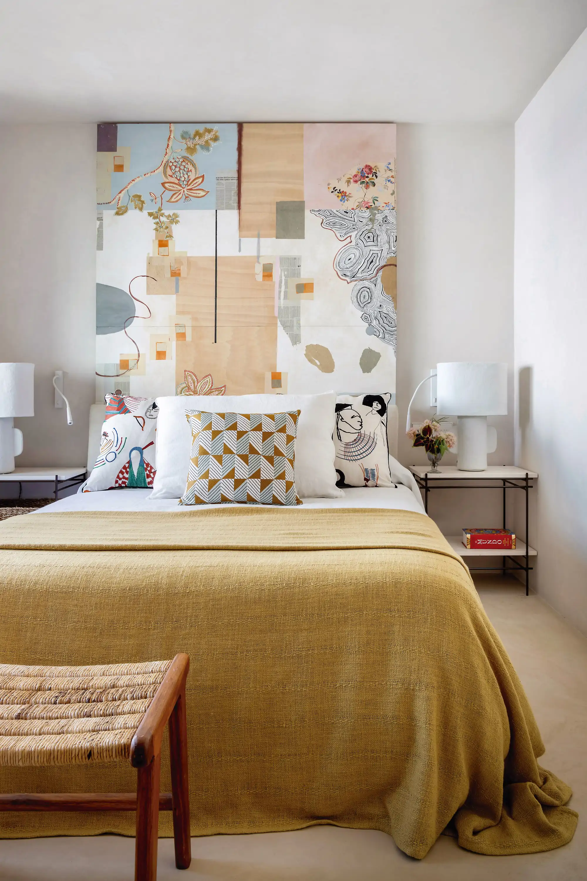 Dormitorio con cabecero de colores 