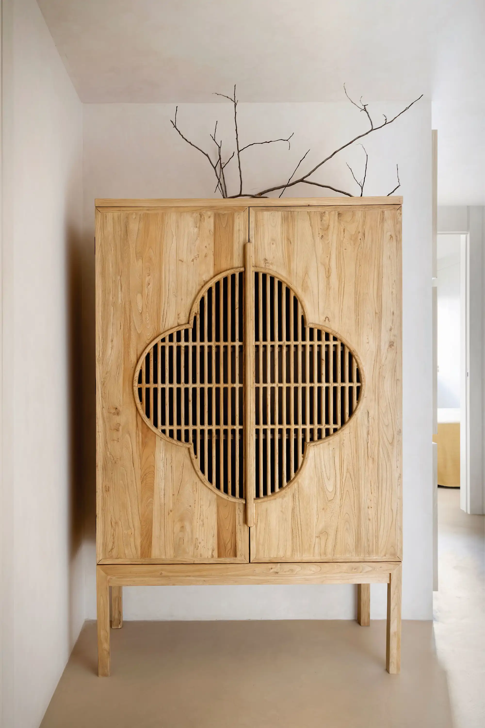 Mueble de madera alto
