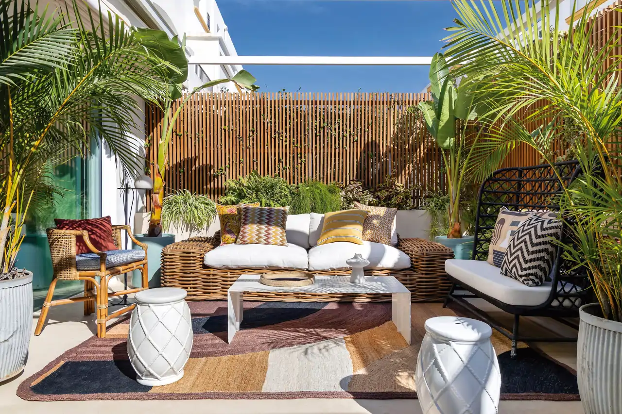 Terraza con salón exterior y cañizo