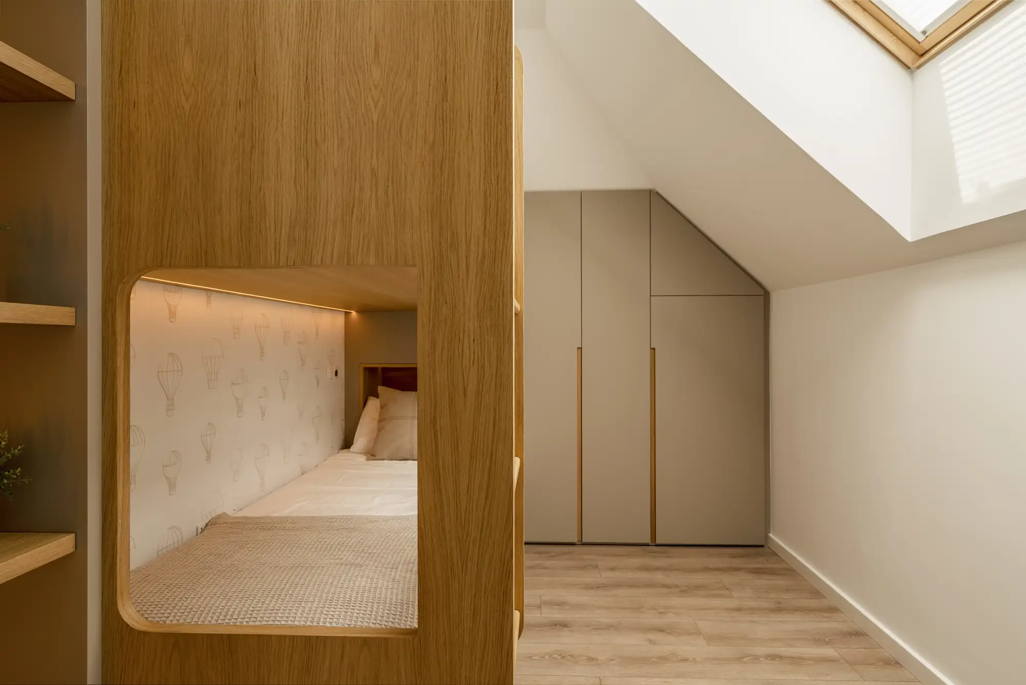 Un dormitorio con cama nido: funcionalidad y dulzura