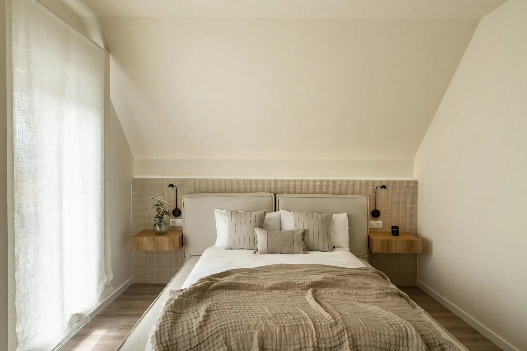 Un dormitorio principal minimalista