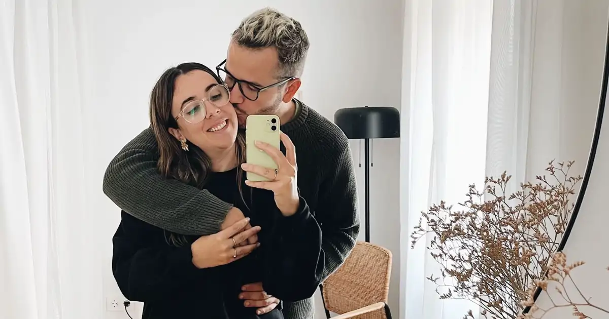 Una pareja joven compra una casa ocupada y la transforma en su hogar ...
