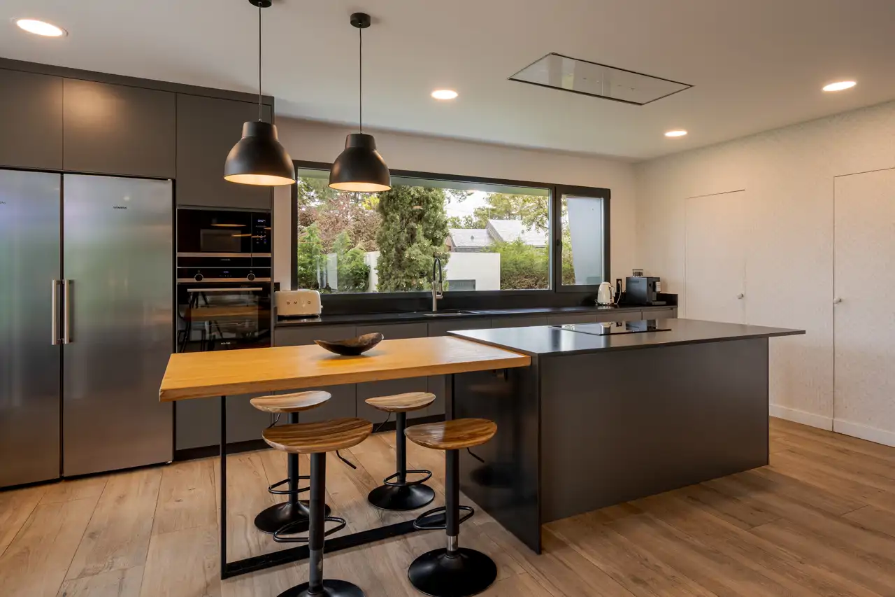 Esta casa sorprende por el uso del parquet cerámico que recrea ...