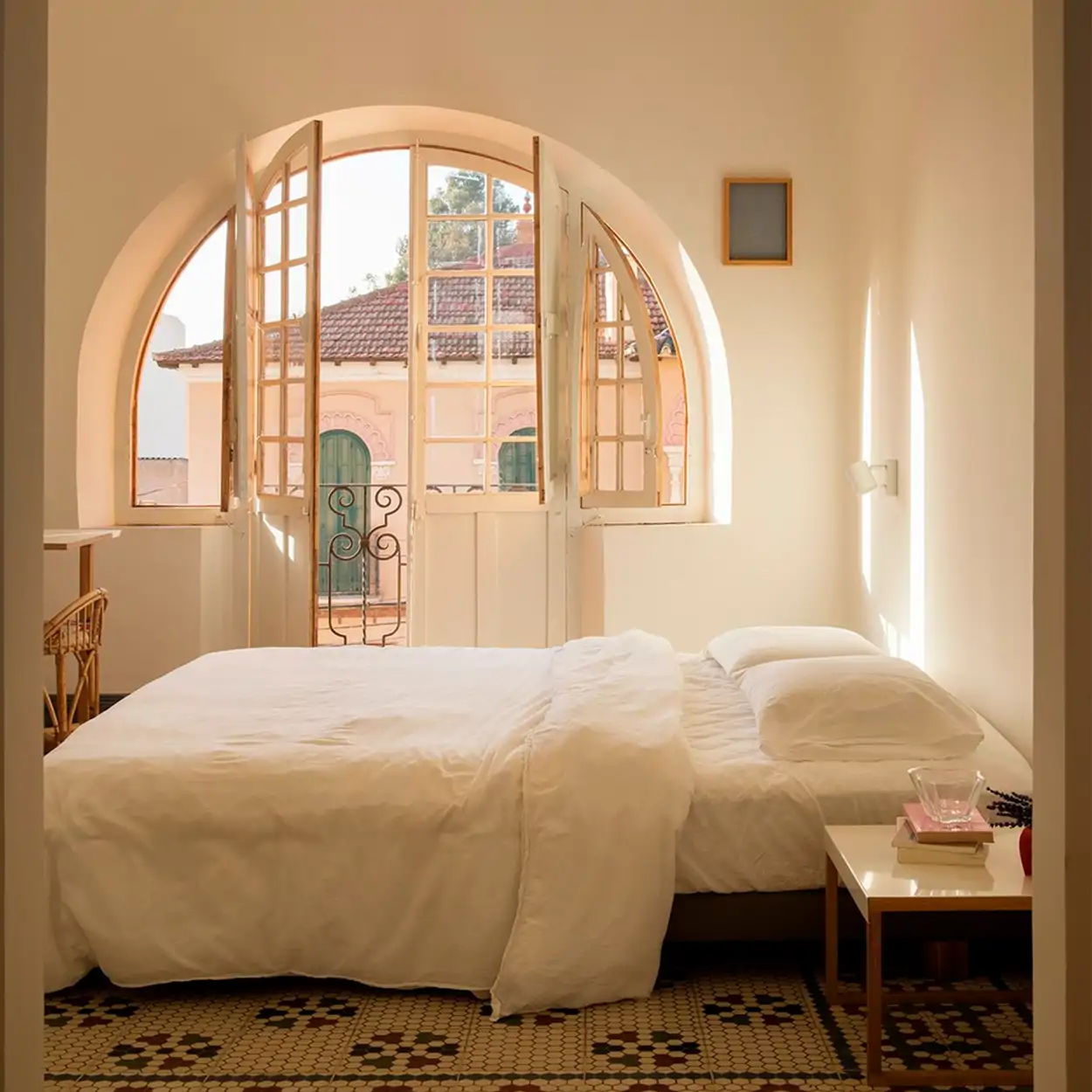 Un dormitorio con apliques en blanco.