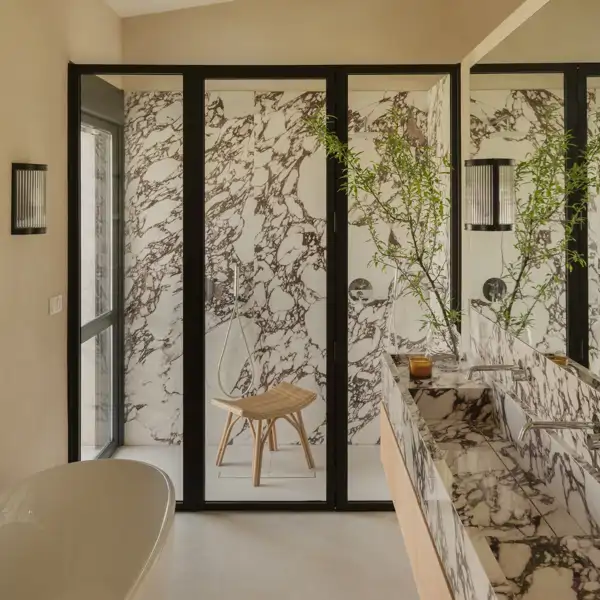 Cristina Romero y Violeta Jurado, interioristas: "Las familias piden bañera; las parejas jóvenes y personas con ritmo de vida rápido prefieren duchas amplias"