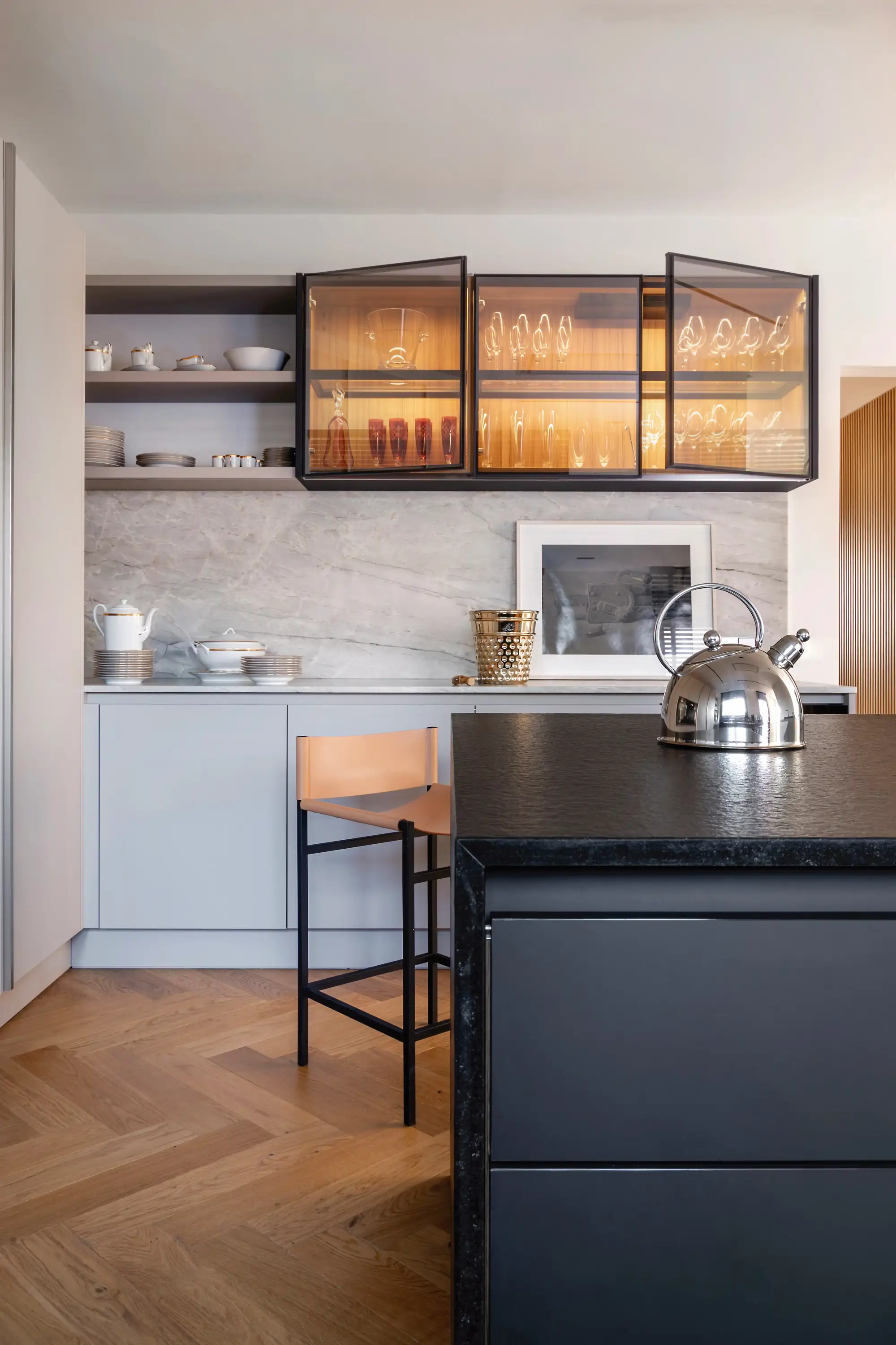 Cocina con isla negra y armarios en gris claro