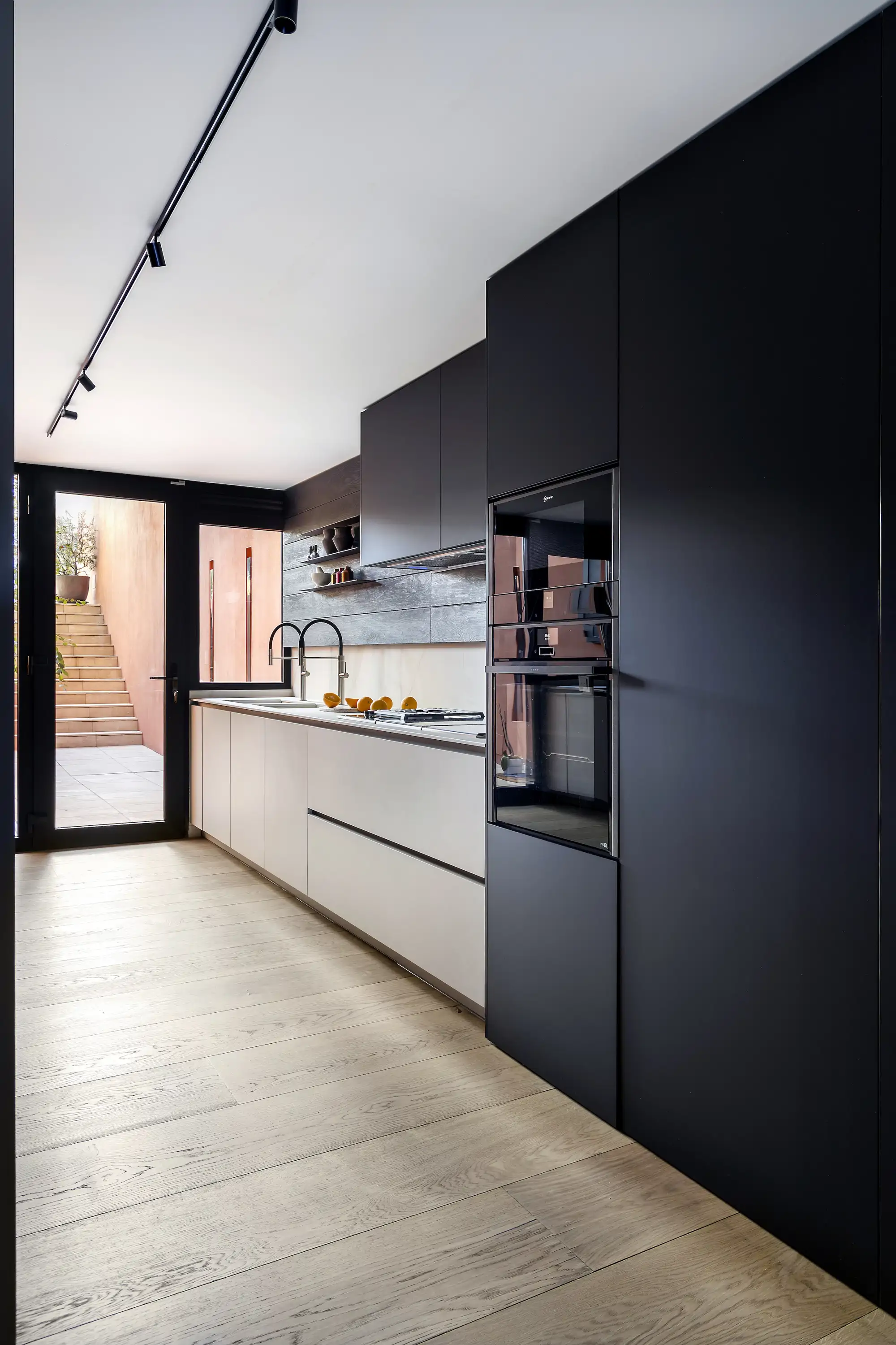 cocina alargada en blanco y negro 