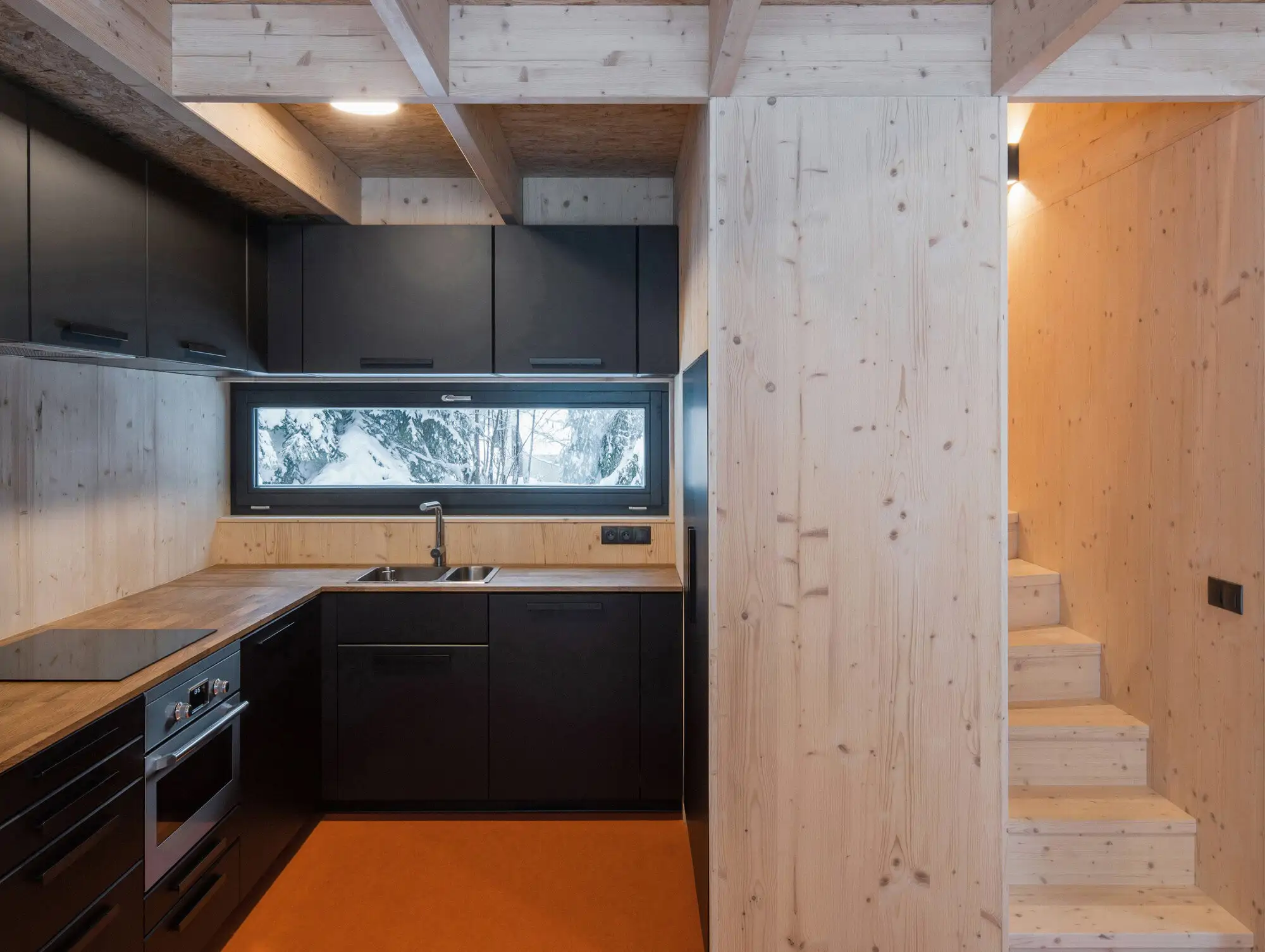cocina negra en una cabaña de madera 