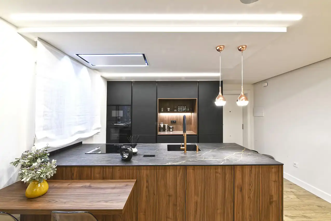 cocina pequena negra mate y madera oscura